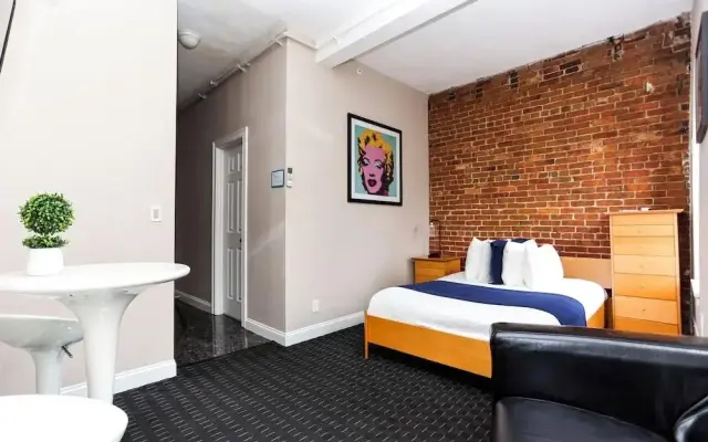Maverick Suites at 400 Columbus Ave