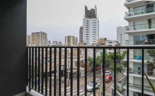 w Engaging 2BR Retreat w Balcony in Miraflores