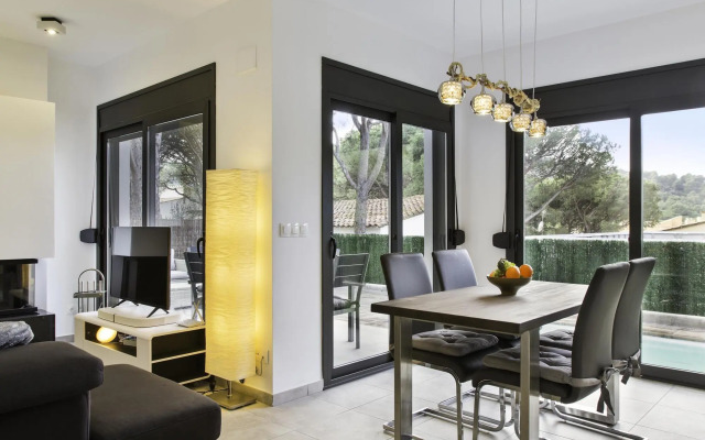 Elia in L'Escala with 3 bedrooms and 2 bathrooms