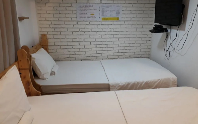 Phuong Van Hotel