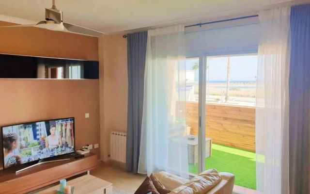 Apartamento para 5 personas frente al mar con piscina y parking