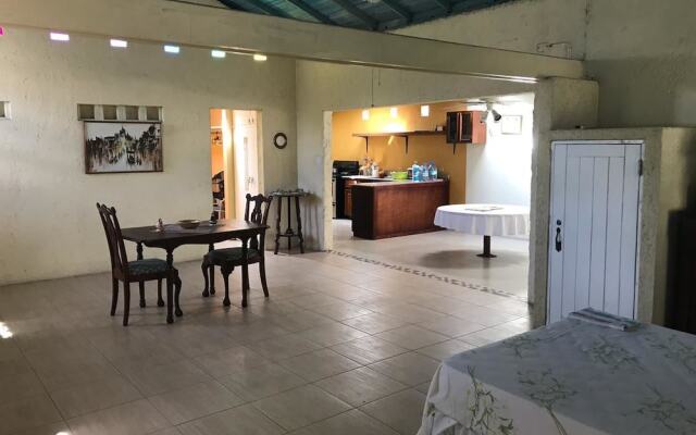 Отель Finest Accommodations Lord Nelson Way комната для гостей