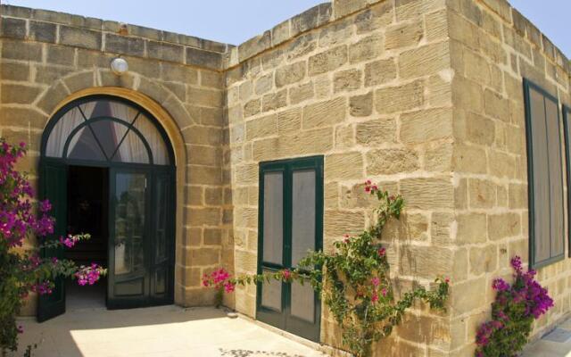 Отель Gozo Farmhouses - Gozo Village Holidays Мальта, Виктория - отзывы, цены и фото номеров - забронировать отель Gozo Farmhouses - Gozo Village Holidays онлайн вид на фасад