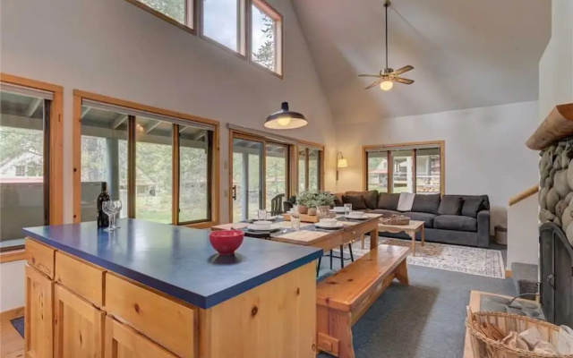 2 Circle 4 Cabin