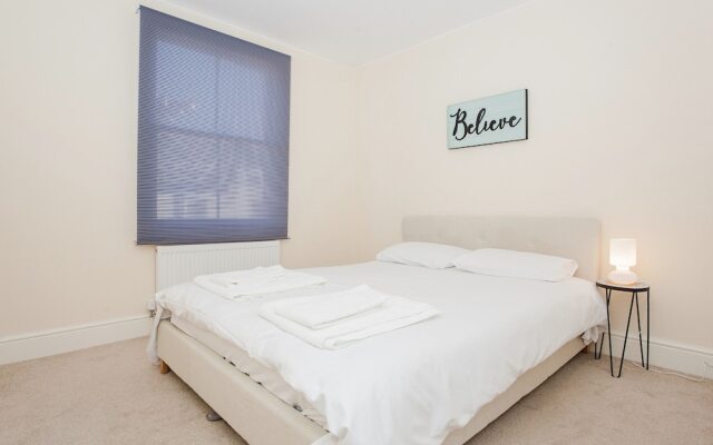 Апартаменты Modern 2 Bedroom Apartment On The Doorstep Of Queens Park вид на фасад
