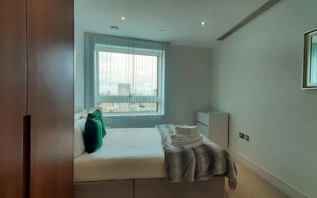 Lovely 2-bed/2-bath Apartment in Lincoln Plaza