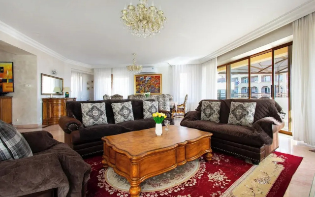 Apartment by Luxe Group HH888