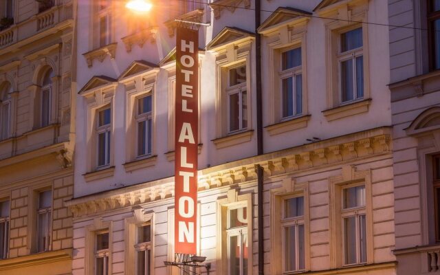 Отель Alton Hotel Чехия, Прага - 12 отзывов об отеле, цены и фото номеров - забронировать отель Alton Hotel онлайн вид на фасад
