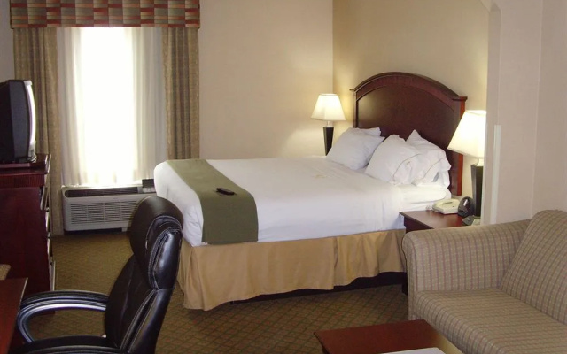 Holiday Inn Express Hotel & Suites Bentonville