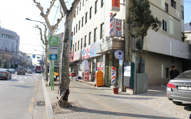 Отель Patio 59 Hongdae Guesthouse вид на фасад