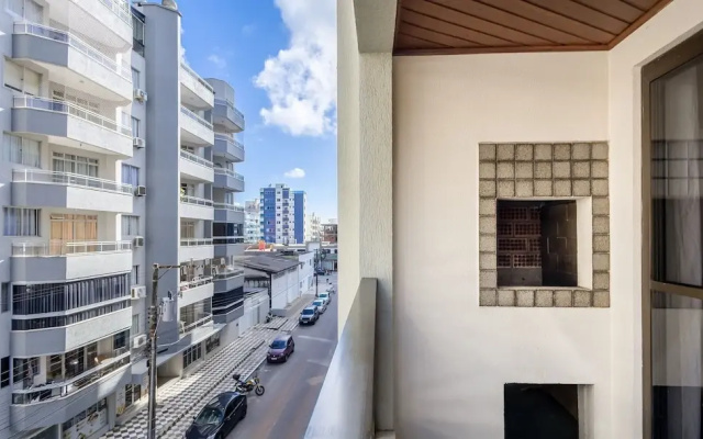 3BR apt w/ Balcony, 150m to sea Meia Praia Eis305