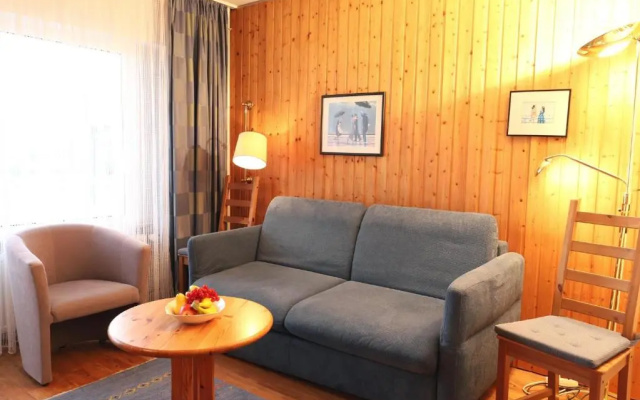 Freundliches 2-Zimmer-Appartement mit Kieferneinrichtung und einem Balkon.