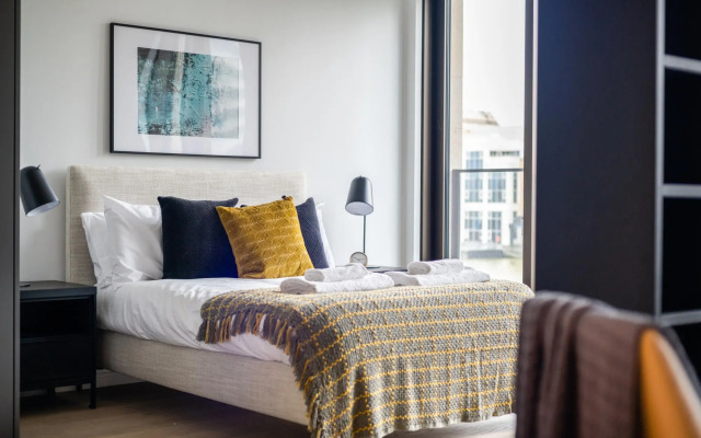 Stylish Studio Apartment with River views in London’s Bustling Docklands