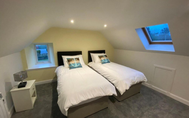 3 Bed Cottage - Sleeps 6 - Garden - Parking - Wifi