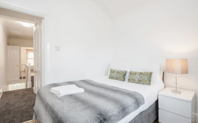 4 Bed House - Sleeps 8 - Garden - Parking - Wifi