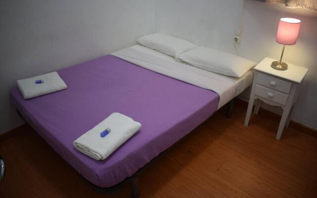 Отель Hostal MiMi Las Ramblas вид на фасад