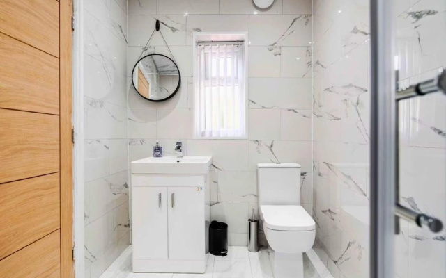 Modern 3BR Manchester Stay With Parking Wifi