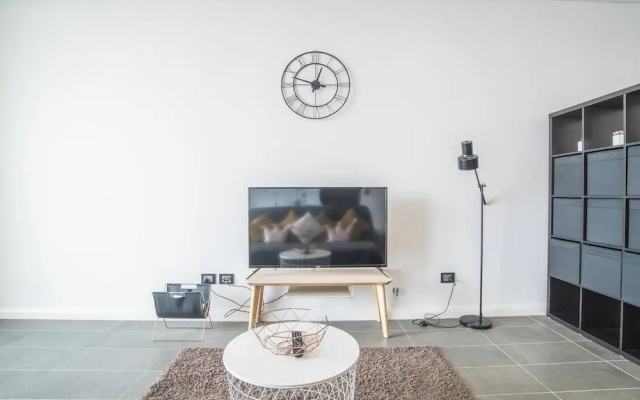 Home With Convenient Location! Close to Train&cbd