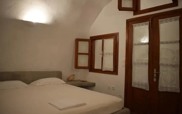 Tzannis Cave House