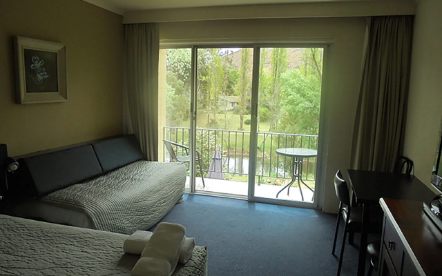 Riverbank Park Motel