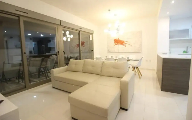 Spacious Villa in Villamartin for 6