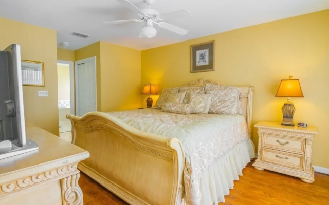 Linda's Pinewood Villa 4 Bedroom Home