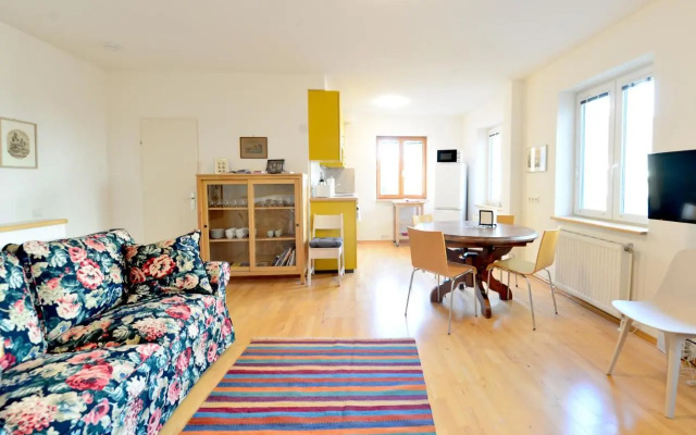House with Courtyard & Parking Close To Stadtpark