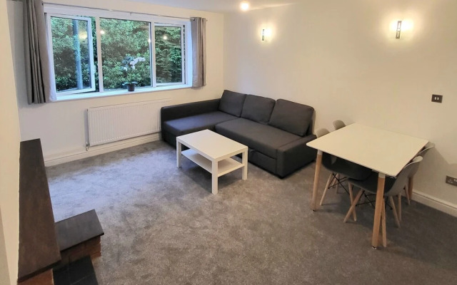 Impeccable 3-bed Apartment in London Fresh Decor!!