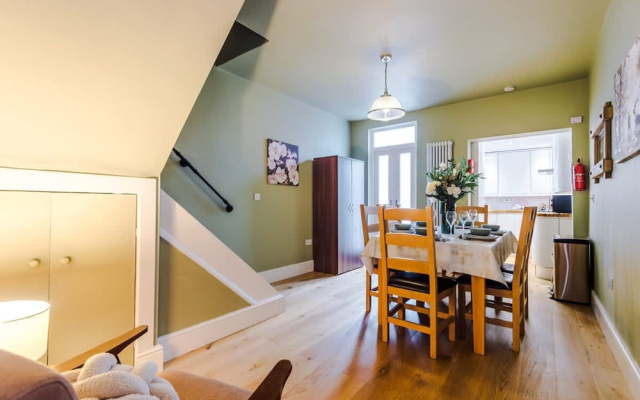 NEW Stylish Home Amazing Location Sleeps 6