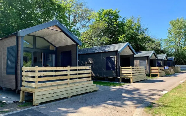 2 Bed Lodge - Sleeps 4 - Pets - Hot Tub - Parking
