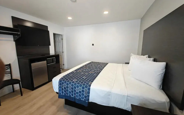 Casa Blanca Inn and Suites