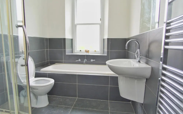 Spacious, Bright, Festival Flat for 6 at Meadows