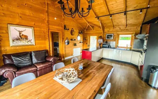 Sleeps6- Hot Tub- Pet Friendly- Log Burner