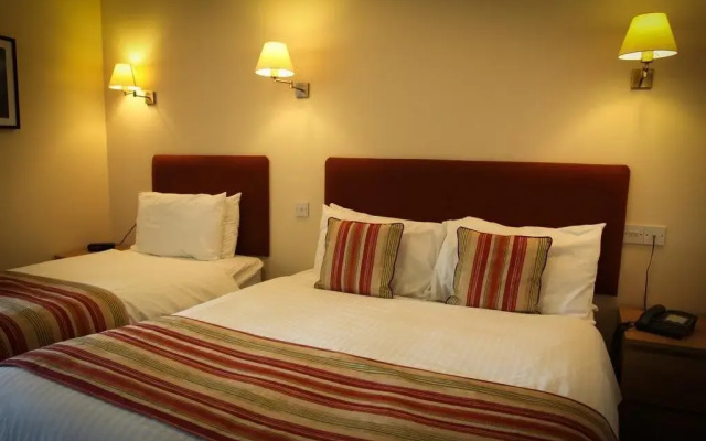 Clan Macduff Hotel