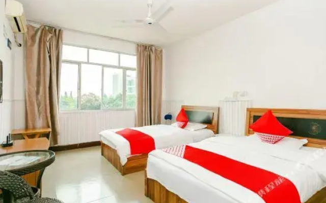 OYO chengdu red golden cage apartment
