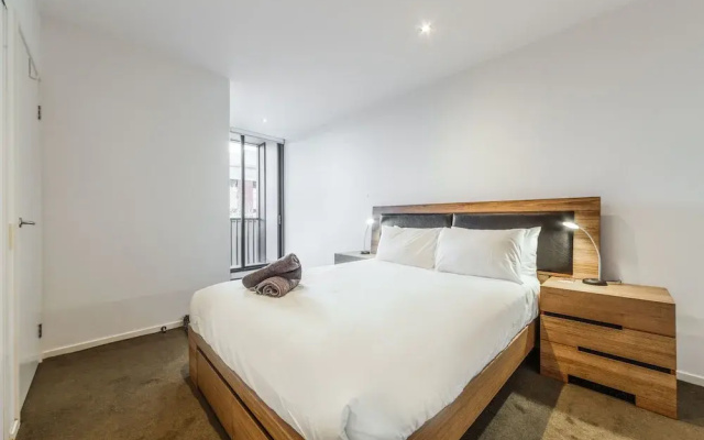 Stylish 2 bed 2 bath parking wifi pool