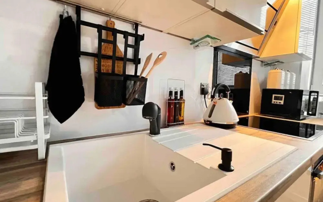 1-bed Apartment Sleeps 2 -free Parking -wifi & Tv