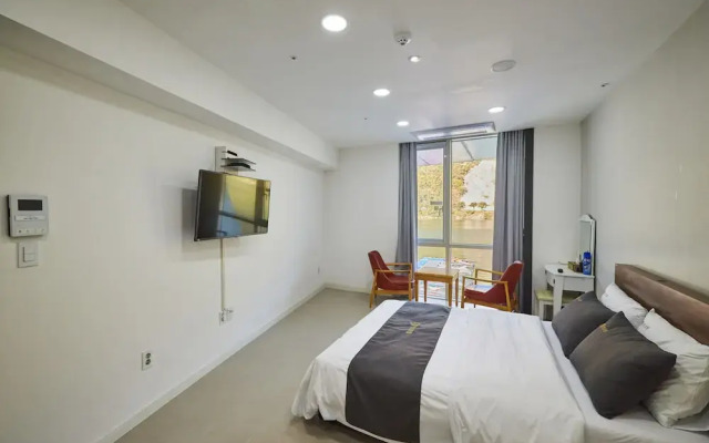 Crest72 Hotel
