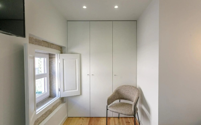 LovelyStay - Downtown Studio with Pool, AC and Balcony
