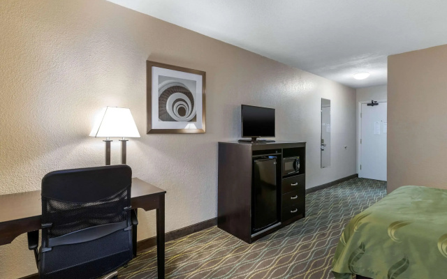 Quality Inn & Suites Des Moines - Merle Hay Road