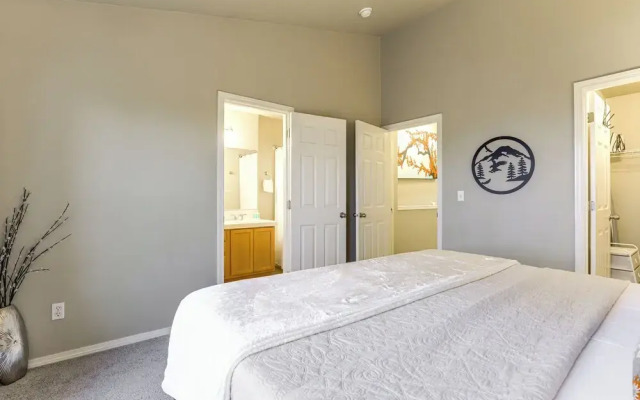 Walk to Mcmenamins Edgefield: Inviting Townhome!