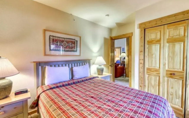 Spacious 4 Bedroom Mountain Vacation Rental With Private Hot Tub and Free Shuttle to Slopes