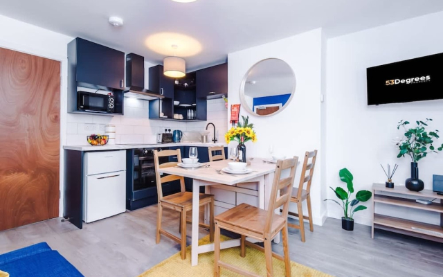 NEW Spacious Apartment Ideal for Business Work