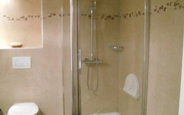 Hotels Aux Roches Fleuries