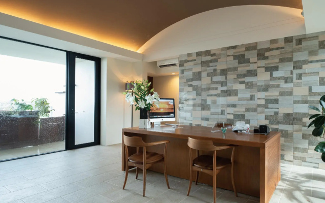 Condominium T-Room