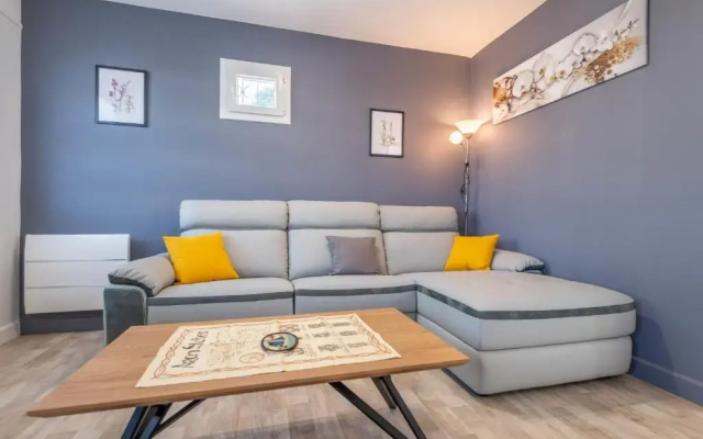 Ideally Located Furnished Townhouse With 3 Bedrooms Parking & Garden