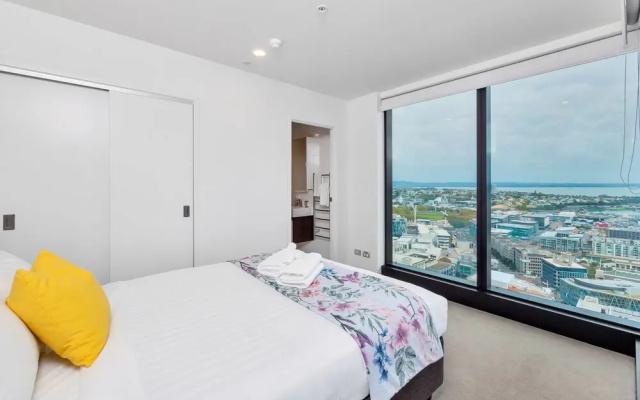 Amazing Harbour, Skytower & Rangitoto Views