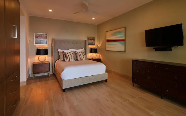 Luxurious Oceanfront Living, Minutes From Downtown: Villa Land's End