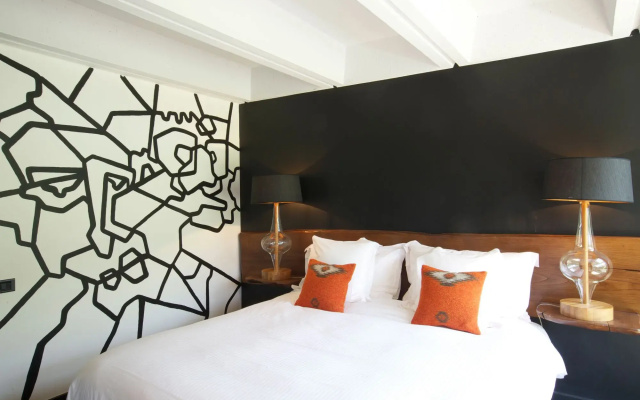 Totem, Friendly Hotel