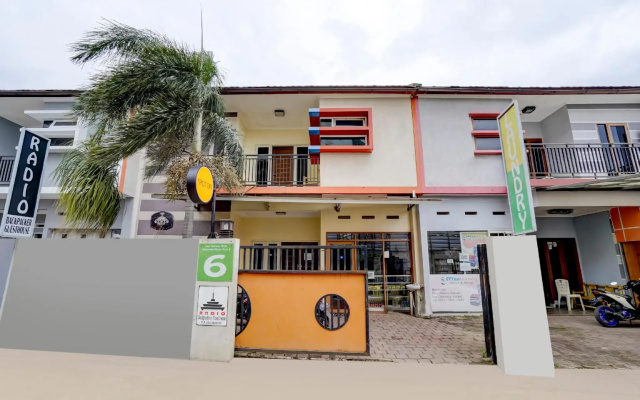 SPOT ON 90163 Radio Backpacker Guesthouse Syariah